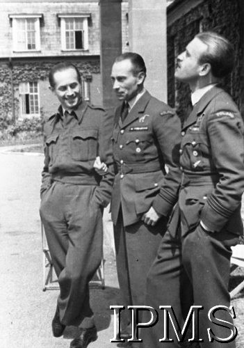 Kwiecień 1942, Northolt, Anglia, Wielka Brytania.
Piloci dywizjonów 303 i 317. Stoją od lewej: por. Jan Wiśniewski, kpt. Wojciech Kołaczkowski, por. Walery Żak.
Fot. NN, Instytut Polski i Muzeum im. gen. Sikorskiego w Londynie