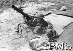 Maj 1942, Northolt, Anglia, Wielka Brytania.
Stanowisko obrony przeciwlotniczej na lotnisku Northolt. Na pierwszym planie śpiący pies.
Fot. NN, Instytut Polski i Muzeum im. gen. Sikorskiego w Londynie