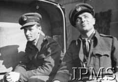 Kwiecień 1942, Northolt, Anglia, Wielka Brytania.
Plscy lotnicy: ppor. Janusz Walawski i por. Przesław (Przecław) Sadowski.
Fot. NN, Instytut Polski i Muzeum im. gen. Sikorskiego w Londynie