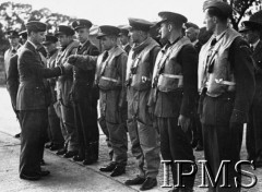 Wrzesień 1940, Northolt, Anglia
Baza lotnicza RAF Northolt, król Anglii Jerzy VI wizytuje polskich pilotów. Od prawej stoją: por. Mirosław Ferić, por. Jan Zumbach, por. Bohdan Grzeszczak. Jerzy VI ściska dłoń por. Wojciecha Januszewicza, dalej stoi kpt. Zdzisław Henneberg, NN, por. Leopold Paszkiewicz, por. Witold Urbanowicz [d-ca Dywizjonu 303]. 
Fot. NN, Instytut Polski i Muzeum im. gen. Sikorskiego w Londynie
