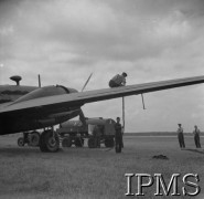 1941-1942, Wielka Brytania.
301 Dywizjon Bombowy Ziemi Pomorskiej, tankowanie Wellingtona.
Fot. NN, Instytut Polski i Muzeum im. gen. Sikorskiego w Londynie
