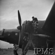 Czerwiec 1941, Swinderby, Wielka Brytania. 
301 Dywizjon Bombowy Ziemi Pomorskiej, mechanicy przygotowują samolot do startu.
Fot. NN, Instytut Polski i Muzeum im. gen. Sikorskiego w Londynie