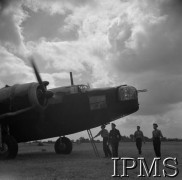 Czerwiec 1941, Swinderby, Wielka Brytania. 
301 Dywizjon Bombowy Ziemi Pomorskiej, mechanicy przygotowują samolot do startu.
Fot. NN, Instytut Polski i Muzeum im. gen. Sikorskiego w Londynie