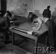 Czerwiec 1941, Swinderby, Wielka Brytania. 
Nawigatorzy bombowców oglądają mapy przed startem.
Fot. NN, Instytut Polski i Muzeum im. gen. Sikorskiego w Londynie