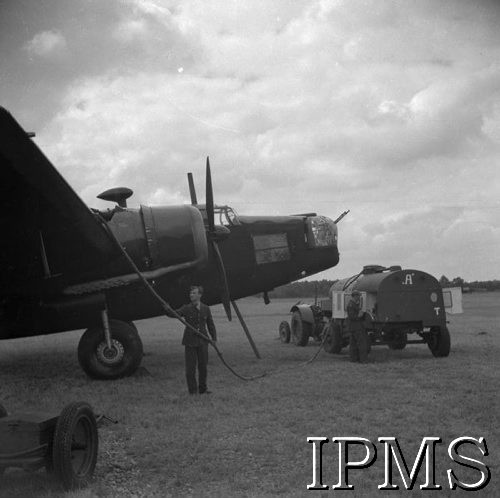 Czerwiec 1941, Swinderby, Wielka Brytania. 
301 Dywizjon Bombowy Ziemi Pomorskiej, tankowanie Wellingtona.
Fot. NN, Instytut Polski i Muzeum im. gen. Sikorskiego w Londynie