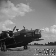 Czerwiec 1941, Swinderby, Wielka Brytania. 
301 Dywizjon Bombowy Ziemi Pomorskiej, mechanik w kabinie Wellingtona.
Fot. NN, Instytut Polski i Muzeum im. gen. Sikorskiego w Londynie