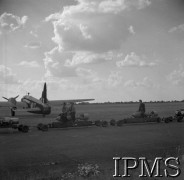 Czerwiec 1941, Swinderby, Wielka Brytania. 
301 Dywizjon Bombowy Ziemi Pomorskiej, transport bomb do samolotów przed planowanym nalotem na Niemcy. Na pierwszym planie widać mechaników siedzących na wózkach z bombami.
Fot. NN, Instytut Polski i Muzeum im. gen. Sikorskiego w Londynie