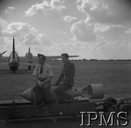 Czerwiec 1941, Swinderby, Wielka Brytania. 
301 Dywizjon Bombowy Ziemi Pomorskiej, transport bomb do samolotów przed planowanym nalotem na Niemcy. Na pierwszym planie widać mechaników siedzących na wózkach z bombami.
Fot. NN, Instytut Polski i Muzeum im. gen. Sikorskiego w Londynie