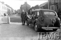 1939-1940, Paimpont (?), Francja.
Wojsko Polskie we Francji, przy samochodzie gen. Stanisław Maczek.
Fot. NN, Instytut Polski i Muzeum im. gen. Sikorskiego w Londynie [Francja - negatywy].