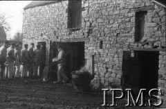 1939-1940, Paimpont (?), Francja.
Obóz wojskowy, francuscy żołnierze stoją w kolejce po posiłek.
Fot. NN, Instytut Polski i Muzeum im. gen. Sikorskiego w Londynie [Francja - negatywy].
