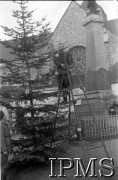 Grudzień 1939, Paimpont (?), Francja.
Obóz wojskowy, polscy żołnierze ubierają choinkę.
Fot. NN, Instytut Polski i Muzeum im. gen. Sikorskiego w Londynie [Francja - negatywy].