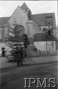 Grudzień 1939, Paimpont (?), Francja.
Obóz wojskowy, polscy żołnierze ubierają choinkę.
Fot. NN, Instytut Polski i Muzeum im. gen. Sikorskiego w Londynie [Francja - negatywy].