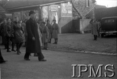 Grudzień 1939, Paimpont (?), Francja.
Wizyta prezydenta RP Władysława Raczkiewicza i Naczelnego Wodza Polskich Sił Zbrojnych gen. Władysława Sikorskiego w obozie Wojska Polskiego. Z przodu idzie prezydent W. Raczkiewcz, za nim widoczny gen. W. Sikorski, 3. z lewej gen. Stanisław Maczek.
Fot. NN, Instytut Polski i Muzeum im. gen. Sikorskiego w Londynie [Francja - negatywy].