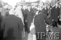 Grudzień 1939, Paimpont (?), Francja.
Wizyta prezydenta RP Władysława Raczkiewicza i Naczelnego Wodza Polskich Sił Zbrojnych gen. Władysława Sikorskiego w obozie Wojska Polskiego. Dzieci wręczają prezydentowi W. Raczkiewiczowi (stoi tyłem) kwiaty; w jasnym płaszczu gen. W. Sikorski. 
Fot. NN, Instytut Polski i Muzeum im. gen. Sikorskiego w Londynie [Francja - negatywy].