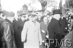 Grudzień 1939, Paimpont (?), Francja.
Wizyta prezydenta RP Władysława Raczkiewicza (z prawej) i Naczelnego Wodza Polskich Sił Zbrojnych gen. Władysława Sikorskiego (w jasnym płaszczu) w obozie Wojska Polskiego. Towarzyszą im m.in. gen. Stanisław Maczek (1. z lewej) i szef francuskiej misji wojskowej przy Naczelnym Wodzu WP gen. Victor Denain (za prawym ramieniem W. Sikorskiego).
Fot. NN, Instytut Polski i Muzeum im. gen. Sikorskiego w Londynie [Francja - negatywy].