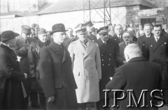 Grudzień 1939, Paimpont (?), Francja.
Wizyta prezydenta RP Władysława Raczkiewicza (na pierwszym planie) i Naczelnego Wodza Polskich Sił Zbrojnych gen. Władysława Sikorskiego (w jasnym płaszczu) w obozie Wojska Polskiego. Towarzyszą im m.in. gen. Stanisław Maczek (stoi za W. Raczkiewiczem) i szef francuskiej misji wojskowej przy Naczelnym Wodzu WP gen. Victor Denain (za lewym ramieniem W. Sikorskiego).
Fot. NN, Instytut Polski i Muzeum im. gen. Sikorskiego w Londynie [Francja - negatywy].