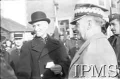 Grudzień 1939, Paimpont (?), Francja.
Wizyta prezydenta RP Władysława Raczkiewicza (z lewej) i Naczelnego Wodza Polskich Sił Zbrojnych gen. Władysława Sikorskiego (w jasnym płaszczu) w obozie Wojska Polskiego. Dzielenie się opłatkiem.
Fot. NN, Instytut Polski i Muzeum im. gen. Sikorskiego w Londynie [Francja - negatywy].