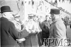 Grudzień 1939, Paimpont (?), Francja.
Wizyta prezydenta RP Władysława Raczkiewicza (z lewej) i Naczelnego Wodza Polskich Sił Zbrojnych gen. Władysława Sikorskiego (w środku) w obozie Wojska Polskiego. Dzielenie się opłatkiem.
Fot. NN, Instytut Polski i Muzeum im. gen. Sikorskiego w Londynie [Francja - negatywy].