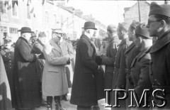 Grudzień 1939, Paimpont (?), Francja.
Wizyta prezydenta RP Władysława Raczkiewicza (w środku) i Naczelnego Wodza Polskich Sił Zbrojnych gen. Władysława Sikorskiego (w jasnym płaszczu) w obozie Wojska Polskiego. Dzielenie się opłatkiem. Za gen. W. sikorksi stoi gen. Stanisław Maczek. 
Fot. NN, Instytut Polski i Muzeum im. gen. Sikorskiego w Londynie [Francja - negatywy].