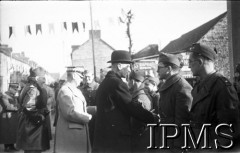 Grudzień 1939, Paimpont (?), Francja.
Wizyta prezydenta RP Władysława Raczkiewicza (w środku) i Naczelnego Wodza Polskich Sił Zbrojnych gen. Władysława Sikorskiego (w jasnym płaszczu) w obozie Wojska Polskiego. Dzielenie się opłatkiem. Za gen. W. Sikorskim stoi gen. Stanisław Maczek.
Fot. NN, Instytut Polski i Muzeum im. gen. Sikorskiego w Londynie [Francja - negatywy].