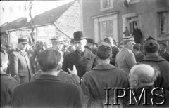 Grudzień 1939, Paimpont (?), Francja.
Wizyta prezydenta RP Władysława Raczkiewicza (w środku) i Naczelnego Wodza Polskich Sił Zbrojnych gen. Władysława Sikorskiego (z prawej, w jasnym płaszczu) w obozie Wojska Polskiego. Dzielenie się opłatkiem.
Fot. NN, Instytut Polski i Muzeum im. gen. Sikorskiego w Londynie [Francja - negatywy].