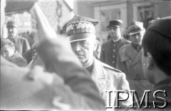 Grudzień 1939, Paimpont (?), Francja.
Wizyta prezydenta RP Władysława Raczkiewicza i Naczelnego Wodza Polskich Sił Zbrojnych gen. Władysława Sikorskiego (w środku) w obozie Wojska Polskiego.
Fot. NN, Instytut Polski i Muzeum im. gen. Sikorskiego w Londynie [Francja - negatywy].