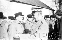 Grudzień 1939, Paimpont (?), Francja.
Wizyta prezydenta RP Władysława Raczkiewicza i Naczelnego Wodza Polskich Sił Zbrojnych gen. Władysława Sikorskiego w obozie Wojska Polskiego. Gen. W. Sikorski dzieli się opłatkiem z francuskimi żołnierzami.
Fot. NN, Instytut Polski i Muzeum im. gen. Sikorskiego w Londynie [Francja - negatywy].
