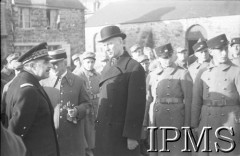 Grudzień 1939, Paimpont (?), Francja.
Wizyta prezydenta RP Władysława Raczkiewicza (w środku) i Naczelnego Wodza Polskich Sił Zbrojnych gen. Władysława Sikorskiego w obozie Wojska Polskiego. Towarzyszy im m.in. szef francuskiej misji wojskowej przy Naczelnym Wodzu WP gen. Victor Denain (1. z lewej).
Fot. NN, Instytut Polski i Muzeum im. gen. Sikorskiego w Londynie [Francja - negatywy].