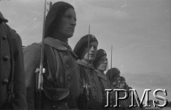 1939-1940, Francja.
Naczelny Wódz Polskich Sił Zbrojnych gen. Władysław Sikorski wizytuje jednostki Wojska Polskiego we Francji. Na zdjęciu polscy żołnierze.
Fot. NN, Instytut Polski i Muzeum im. gen. Sikorskiego w Londynie [Francja - negatywy].