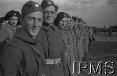 1939-1940, Francja.Naczelny Wódz Polskich Sił Zbrojnych gen. Władysław Sikorski wizytuje jednostki Wojska Polskiego we Francji. Na zdjęciu polscy żołnierze.Fot. NN, Instytut Polski i Muzeum im. gen. Sikorskiego w Londynie [Francja - negatywy].