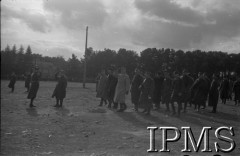 1939-1940, Francja.Naczelny Wódz Polskich Sił Zbrojnych gen. Władysław Sikorski (w środku, w jasnym płaszczu) wizytuje jednostki Wojska Polskiego we Francji. Fot. NN, Instytut Polski i Muzeum im. gen. Sikorskiego w Londynie [Francja - negatywy].