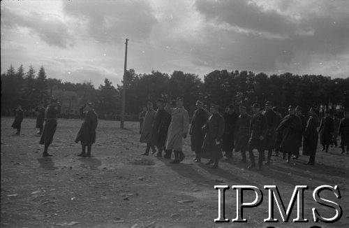 1939-1940, Francja.
Naczelny Wódz Polskich Sił Zbrojnych gen. Władysław Sikorski (w środku, w jasnym płaszczu) wizytuje jednostki Wojska Polskiego we Francji. 
Fot. NN, Instytut Polski i Muzeum im. gen. Sikorskiego w Londynie [Francja - negatywy].
