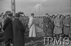 1939-1940, Francja.
Naczelny Wódz Polskich Sił Zbrojnych gen. Władysław Sikorski (w środku, w jasnym płaszczu) wizytuje jednostki Wojska Polskiego we Francji. Na zdjęciu defilada żołnierzy.
Fot. NN, Instytut Polski i Muzeum im. gen. Sikorskiego w Londynie [Francja - negatywy].