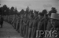1939-1940, Francja.Naczelny Wódz Polskich Sił Zbrojnych gen. Władysław Sikorski wizytuje jednostki Wojska Polskiego we Francji. Na zdjęciu polscy żołnierze.Fot. NN, Instytut Polski i Muzeum im. gen. Sikorskiego w Londynie [Francja - negatywy].