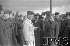 1939-1940, Francja.
Naczelny Wódz Polskich Sił Zbrojnych gen. Władysław Sikorski (w jasnym płaszczu) wizytuje jednostki Wojska Polskiego we Francji. Gen. W. Sikorskiemu towarzyszy m.in. szef francuskiej misji wojskowej przy Naczelnym Wodzu WP gen. Victor Denain (na prawo od W. Sikorskiego).
Fot. NN, Instytut Polski i Muzeum im. gen. Sikorskiego w Londynie [Francja - negatywy].