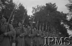 1939-1940, Francja.
Naczelny Wódz Polskich Sił Zbrojnych gen. Władysław Sikorski wizytuje jednostki Wojska Polskiego we Francji. Na zdjęciu defilada żołnierzy przed gen. W. Sikorskim.
Fot. NN, Instytut Polski i Muzeum im. gen. Sikorskiego w Londynie [Francja - negatywy].