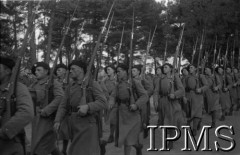 1939-1940, Francja.
Naczelny Wódz Polskich Sił Zbrojnych gen. Władysław Sikorski wizytuje jednostki Wojska Polskiego we Francji. Na zdjęciu defilada żołnierzy przed gen. W. Sikorskim.
Fot. NN, Instytut Polski i Muzeum im. gen. Sikorskiego w Londynie [Francja - negatywy].