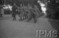 1939-1940, Francja.
Naczelny Wódz Polskich Sił Zbrojnych gen. Władysław Sikorski wizytuje jednostki Wojska Polskiego we Francji. Na zdjęciu defilada żołnierzy przed gen. W. Sikorskim (stoi z lewej).
Fot. NN, Instytut Polski i Muzeum im. gen. Sikorskiego w Londynie [Francja - negatywy].