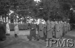 1939-1940, Francja.
Naczelny Wódz Polskich Sił Zbrojnych gen. Władysław Sikorski wizytuje jednostki Wojska Polskiego we Francji. Na zdjęciu defilada żołnierzy przed gen. W. Sikorskim (z lewej, salutuje).
Fot. NN, Instytut Polski i Muzeum im. gen. Sikorskiego w Londynie [Francja - negatywy].