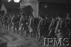 1939-1940, Francja.Obóz wojskowy, przybycie żołnierzy.Fot. NN, Instytut Polski i Muzeum im. gen. Sikorskiego w Londynie [Francja - negatywy].