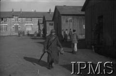 1939-1940, Francja.Formowanie Wojska Polskiego we Francji. Polscy żołnierze na terenie obozu.Fot. NN, Instytut Polski i Muzeum im. gen. Sikorskiego w Londynie [Francja - negatywy].