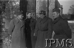1939-1940, Paimpont, Francja.Formowanie Wojska Polskiego we Francji. Polscy oficerowie na terenie obozu.Fot. NN, Instytut Polski i Muzeum im. gen. Sikorskiego w Londynie [Francja - negatywy].