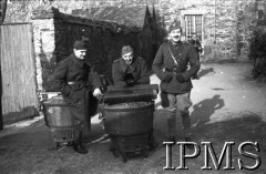 1939-1940, Paimpont, Francja.
Formowanie Wojska Polskiego we Francji. Polscy żołnierze na terenie obozu.
Fot. NN, Instytut Polski i Muzeum im. gen. Sikorskiego w Londynie [Francja - negatywy].