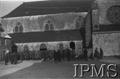 1939-1940, Paimpont, Francja.Formowanie Wojska Polskiego we Francji. Polscy oficerowie na terenie obozu.Fot. NN, Instytut Polski i Muzeum im. gen. Sikorskiego w Londynie [Francja - negatywy].