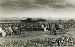 15.08.1940, Latrun (El Atrun), Palestyna.
Obchody Święta Żołnierza w Brygadzie Strzelców Karpackich. W uroczystej mszy polowej uczestniczą m.in.: dowódca Brygady Strzelców Karpackich gen. Stanisław Kopański i gubernator okręgu jerozolimskiego Edward Keith-Roach (siedzą z przodu).
Fot. NN, Instytut Polski i Muzeum im. gen. Sikorskiego w Londynie [kolekcja mjr Mieczysława Młotka].
