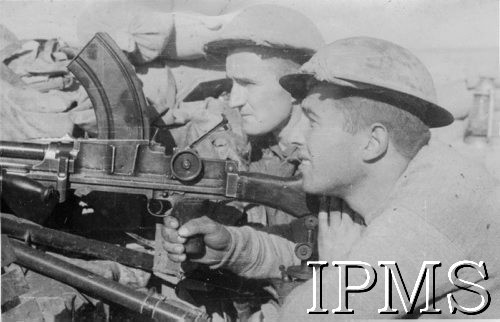 1941, Tobruk, Libia.
Żołnierze Samodzielnej Brygady Strzelców Karpackich przy ręcznym karabinie maszynowym Bren.
Fot. NN, Instytut Polski i Muzeum im. gen. Sikorskiego w Londynie [kolekcja mjr Mieczysława Młotka].