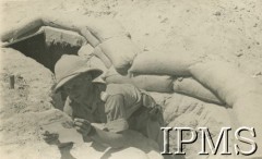 20.08.1941, Egipt.
Żołnierz Samodzielnej Brygady Strzelców Karpackich czyta w okopie czasopismo 