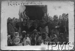 7.04.1943, Irak.
Polscy żołnierze w towarzystwie miejscowej ludności po polowaniu na dziki.
Fot. NN, Instytut Polski i Muzeum im. gen. Sikorskiego w Londynie [kolekcja mjr Mieczysława Młotka].
