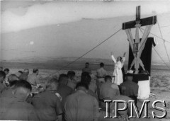 4.07.1940, Latrun (El Atrun), Palestyna.
Msza święta dla żołnierzy Brygady Strzelców Karpackich.
Fot. NN, Instytut Polski i Muzeum im. gen. Sikorskiego w Londynie [kolekcja mjr Mieczysława Młotka].
