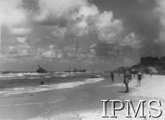 Wrzesień 1940, Tel-Awiw, Palestyna.
Plaża nad Morzem Śródziemnym, po prawej polski żołnierz.
Fot. NN, Instytut Polski i Muzeum im. gen. Sikorskiego w Londynie [kolekcja mjr Mieczysława Młotka].
